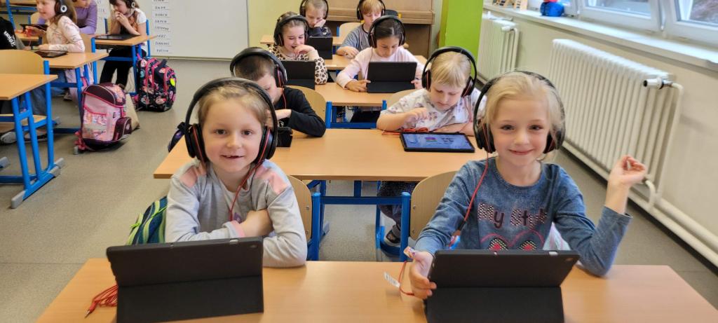 Žirafky se učí na tabletech (I. A)