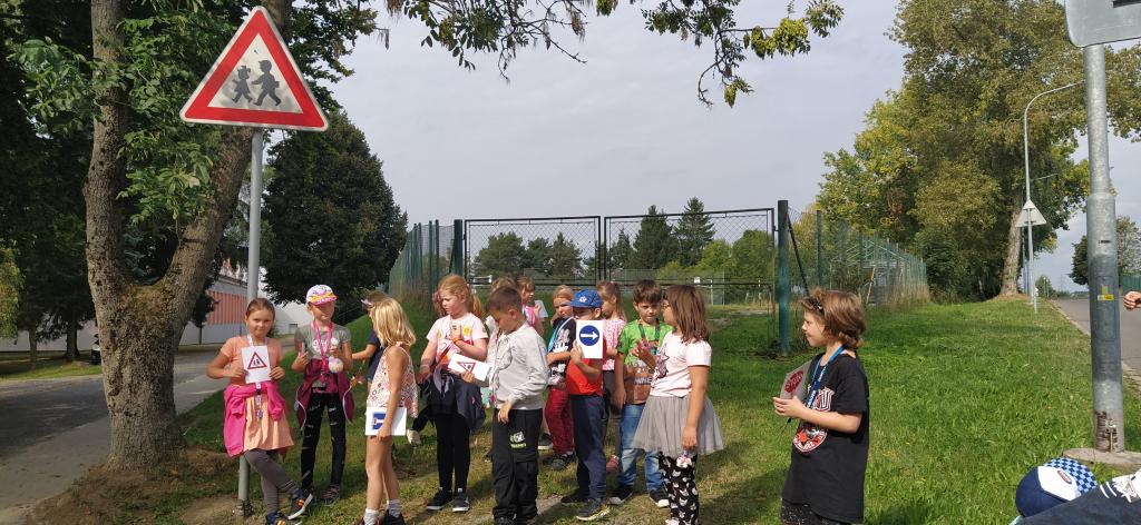 Medvíďátka trénují bezpečnou cestu do školy (II.B)