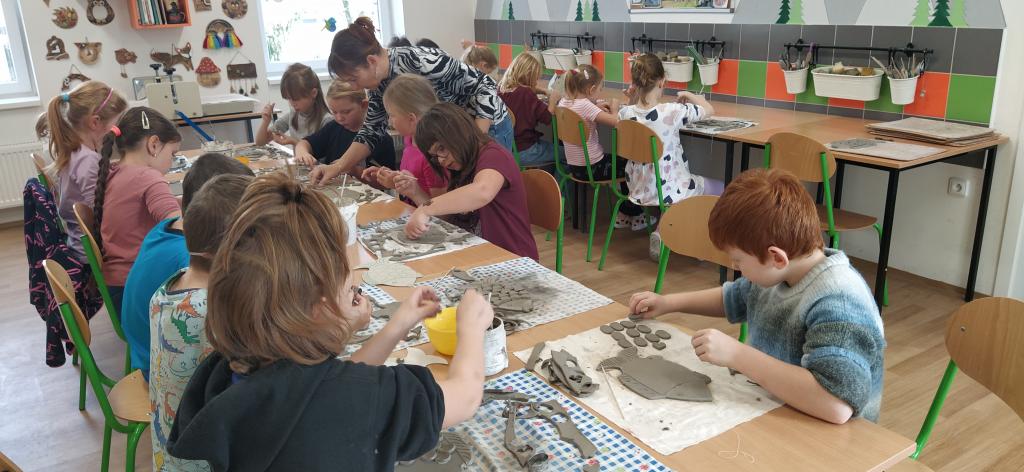 Medvíďátka z II. B v keramické dílničce