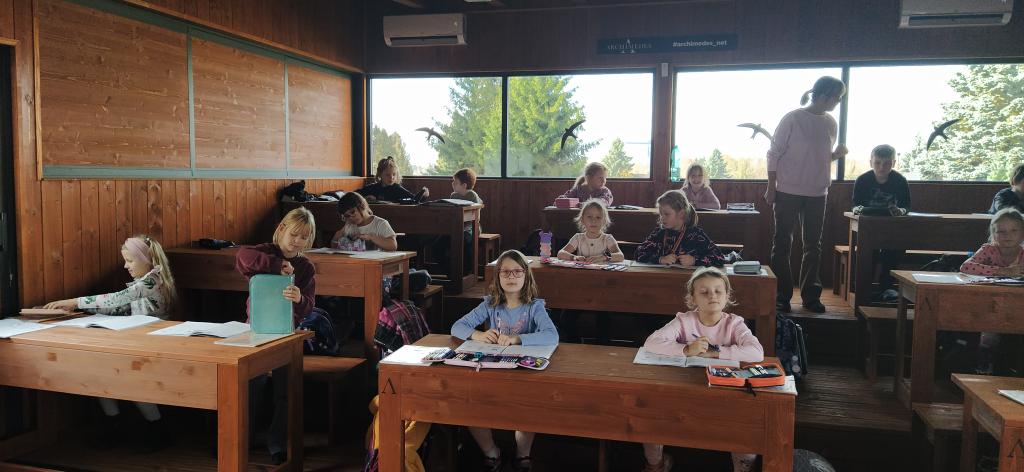 Medvíďátka objevují kouzlo nové venkovní učebny (II.B)