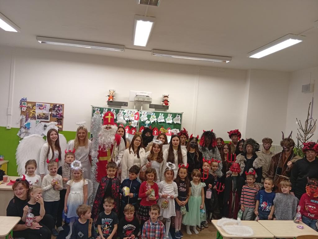Deváťáci z Ležákovky se ujali mikulášské obchůzky a rozzářili celou školu
