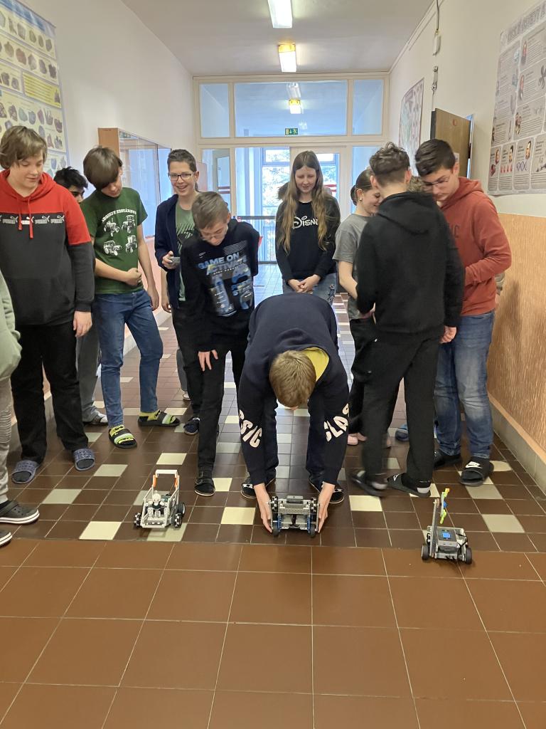 Osmáci v informatice: stavěli roboty a závodili