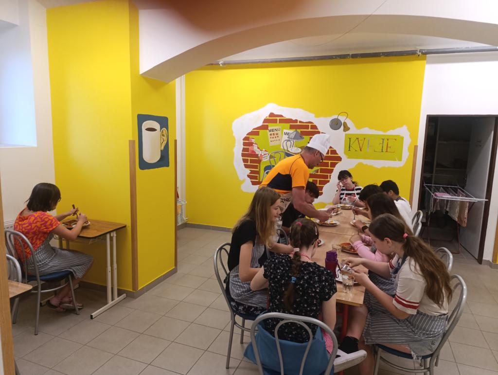 Vaření a učení v jednom: II. třída připravila anglickou snídani i Club Sandwich